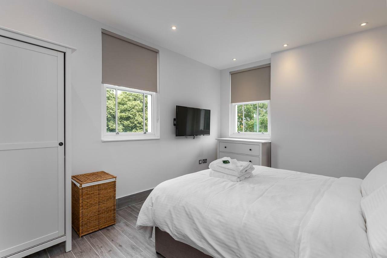 The Lion Gate Apartments East Molesey Exterior photo