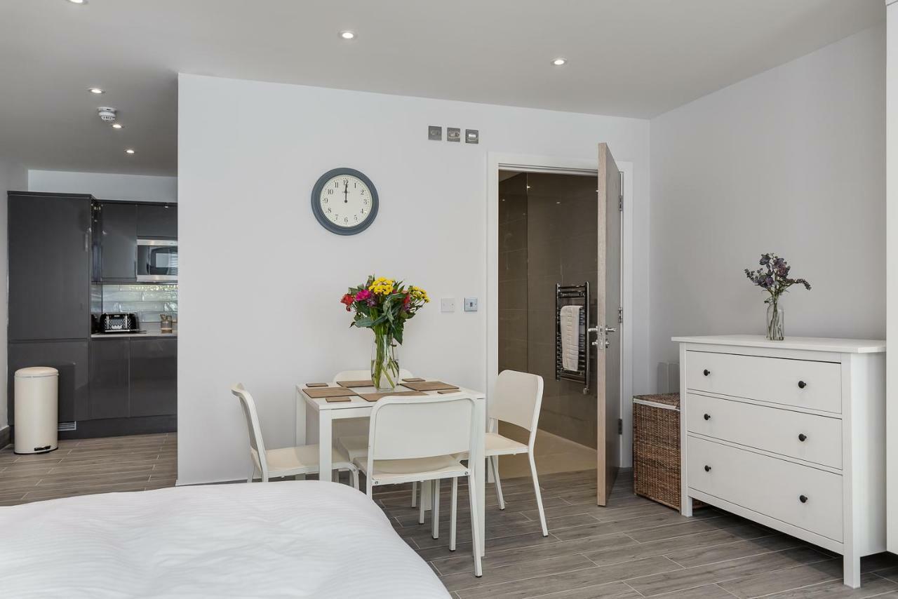 The Lion Gate Apartments East Molesey Exterior photo